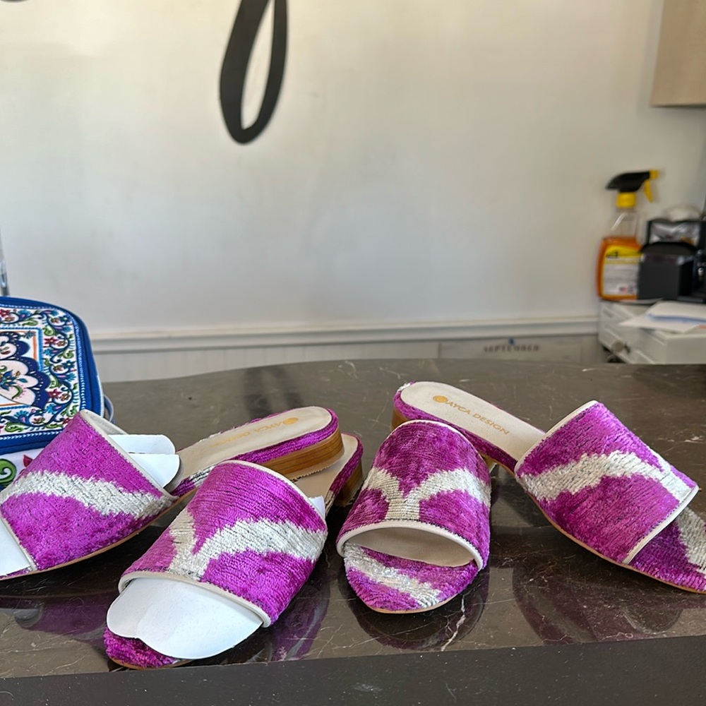 NWT velvet slides pink and white